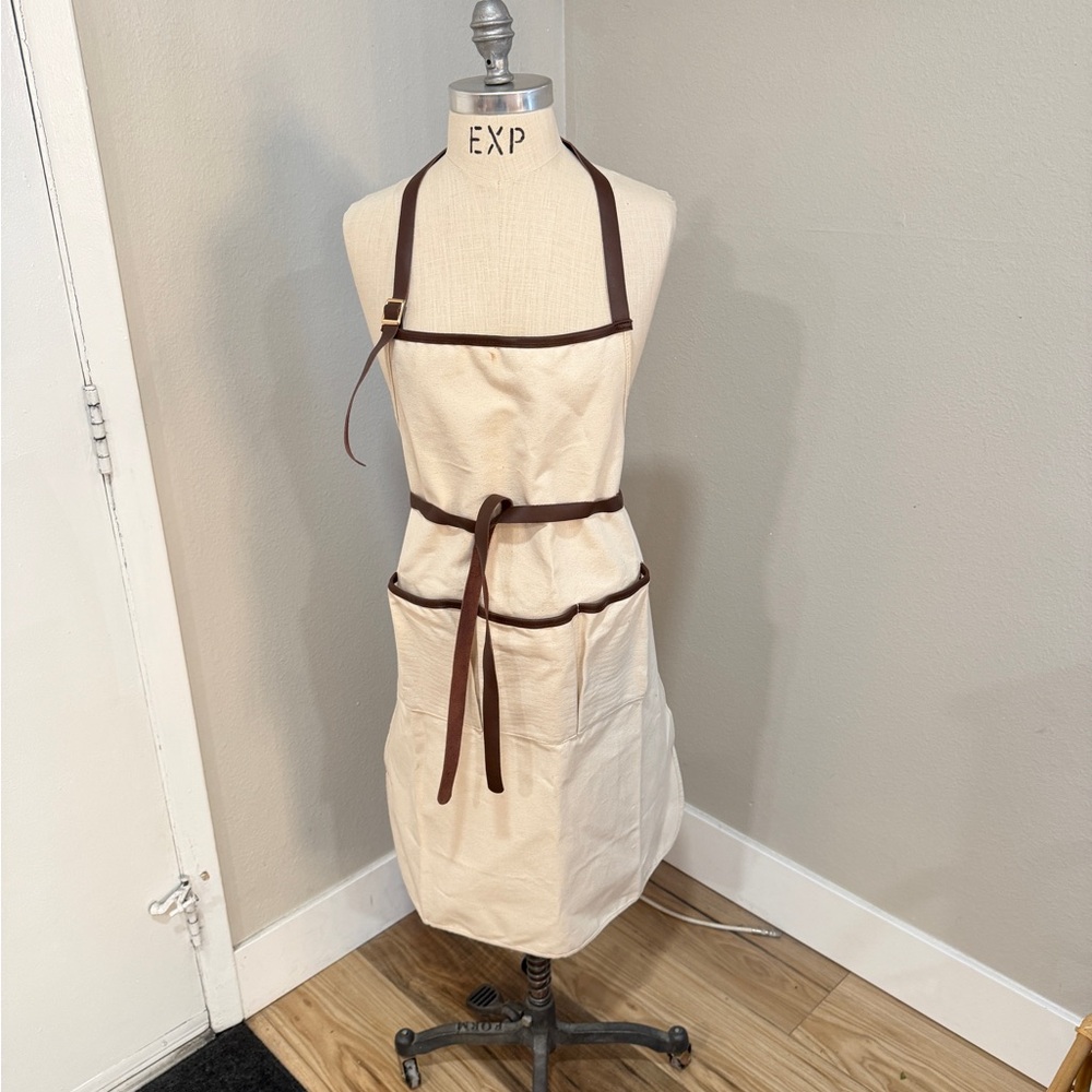 New Smith & Hawken Cream Apron with Brown Trim